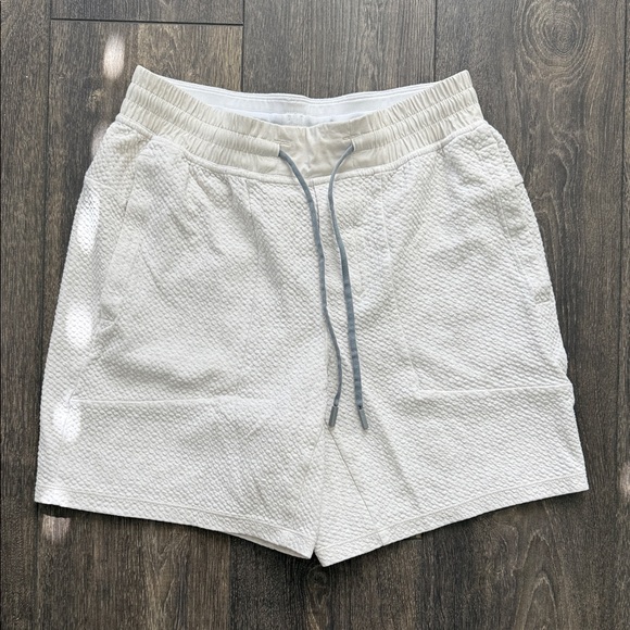 Men's Lululemon White Textured Double Knit Cotton Shorts - 7” - Size Medium - Picture 1 of 8